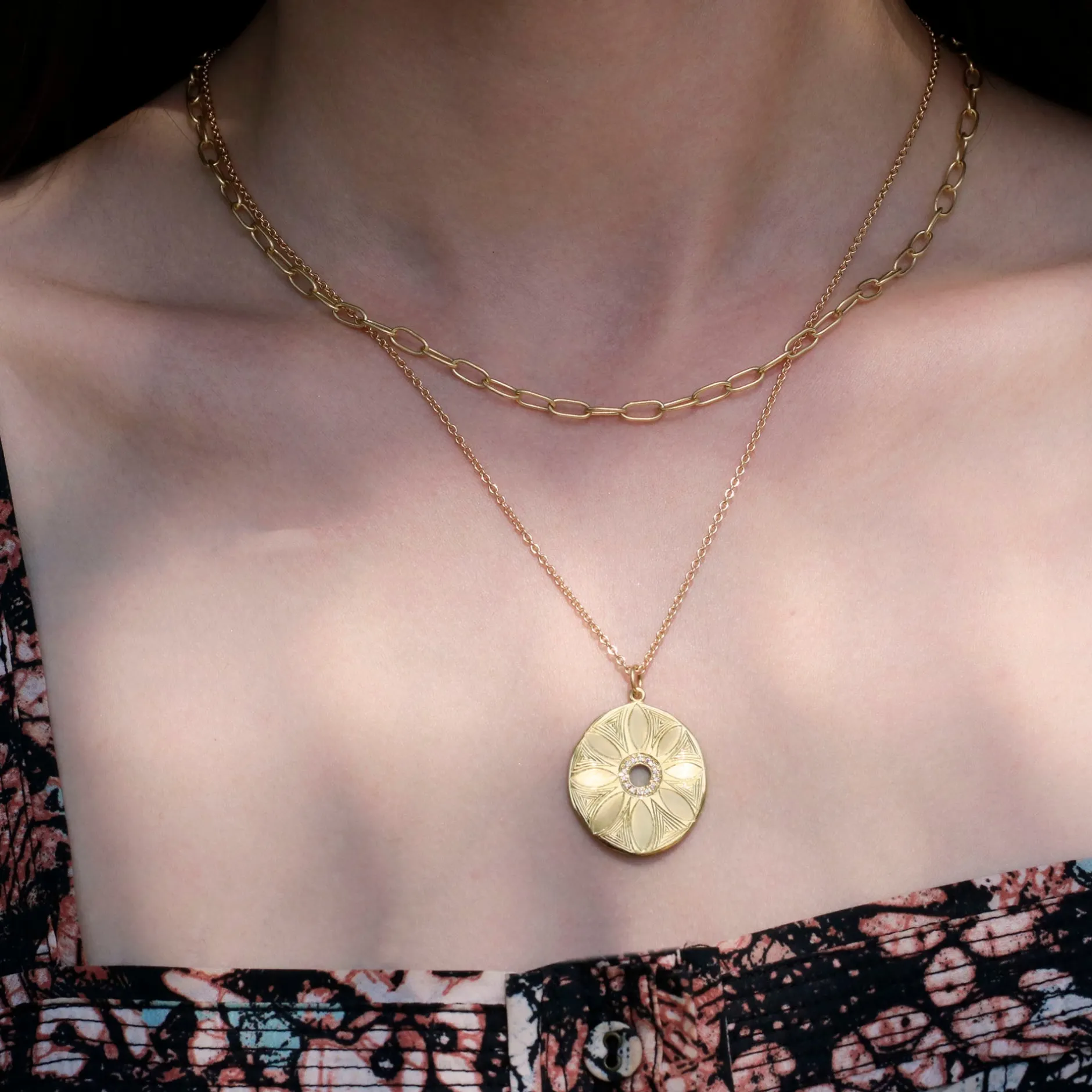 mandala_flora_engraved_diamond_necklace_3.webp MANDALA FLORA ENGRAVED DIAMOND NECKLACE^Brooke Gregson Sale